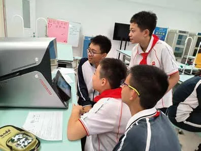 學生使用魔瞳全息智能終端